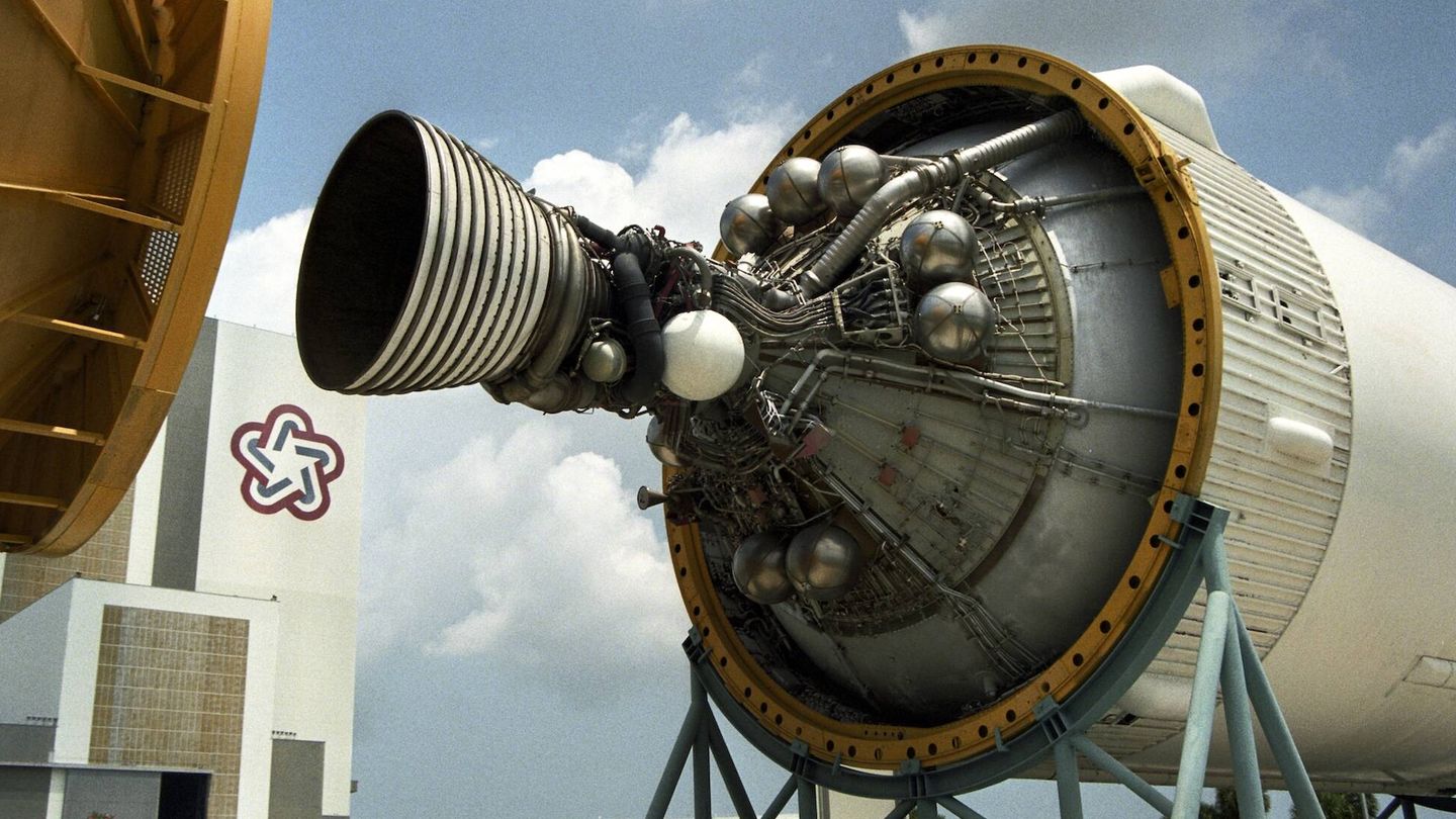 Tercera etapa del cohete Saturn V del programa Apollo. Algunas orbitarán para siempre el Sol. 