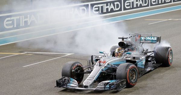 Foto: Lewis Hamilton celebra el fin de la temporada 2017 con un 'donut' junto a su compañero de equipo en la línea de meta. (EFE)