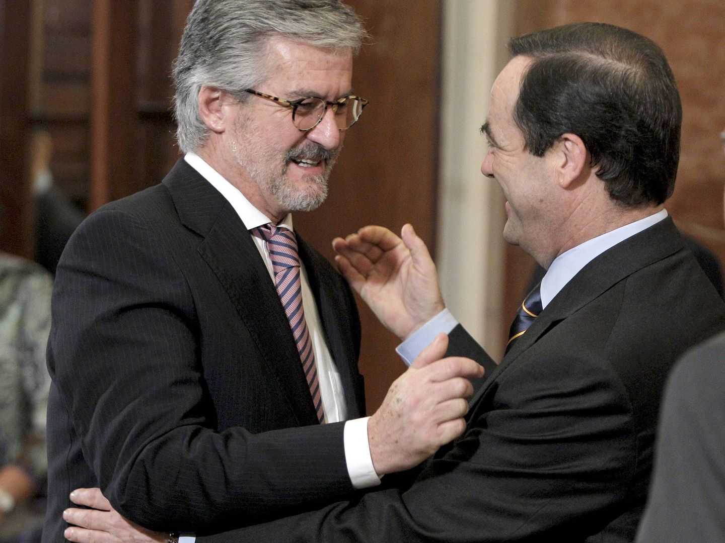 José Bono saludando al expresidente de la Cámara Baja, Manuel Marín, en 2010. (EFE)