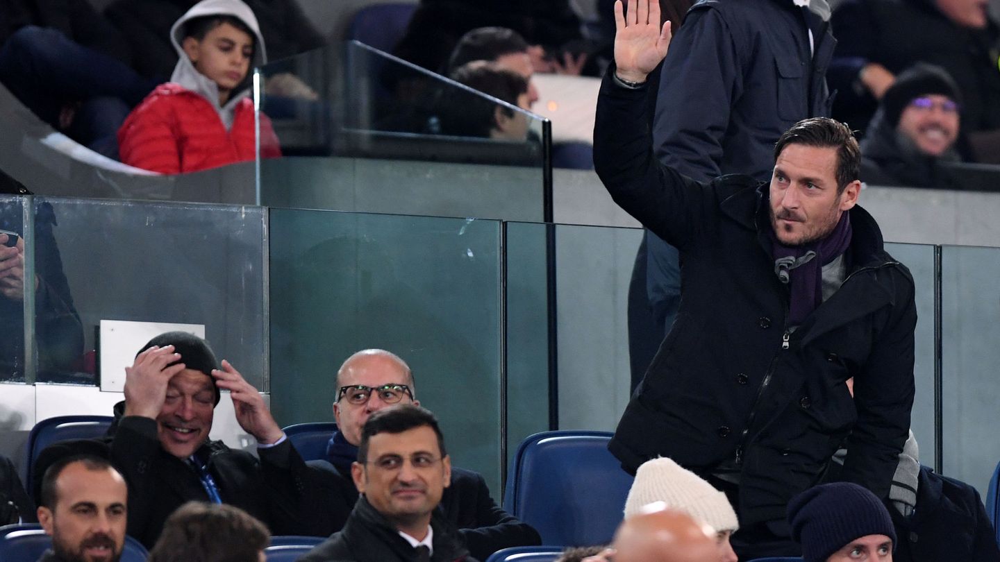Totti saluda desde el palco del Olímpico de Roma. (EFE)