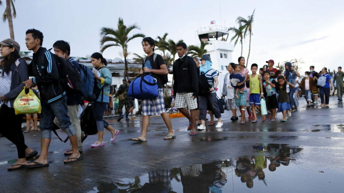 Aumentan los muertos y la desesperación entre los supervivientes del tifón