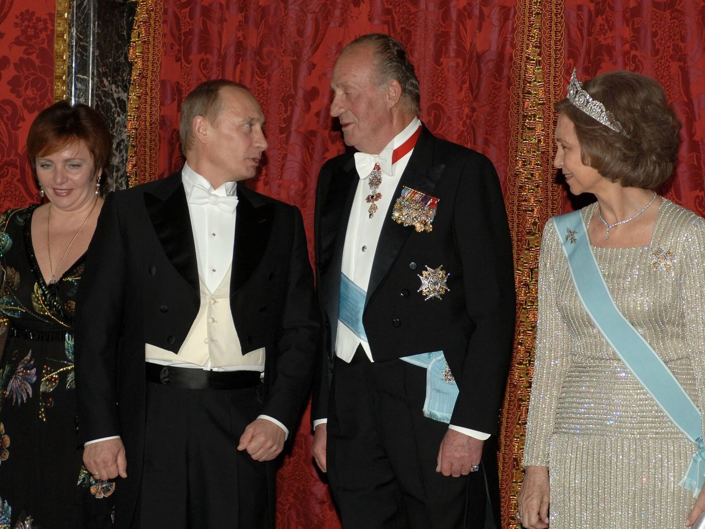 Vladimir Putin y su exmujer, junto a los Reyes de España en Madrid en 2006. (Getty/Carlos Álvarez)