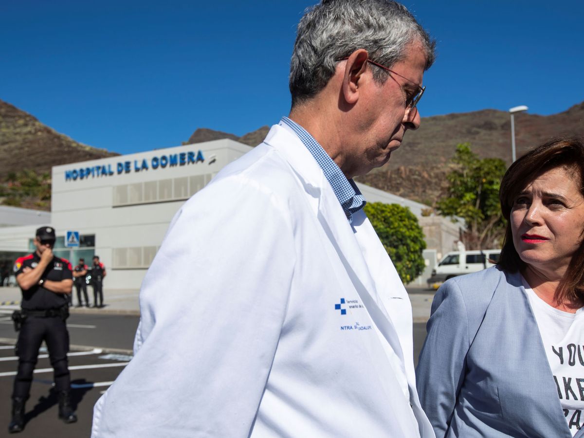Foto: Doctores y miembros del Gobierno de Canarias en el hospital de La Gomera. (Reuters)