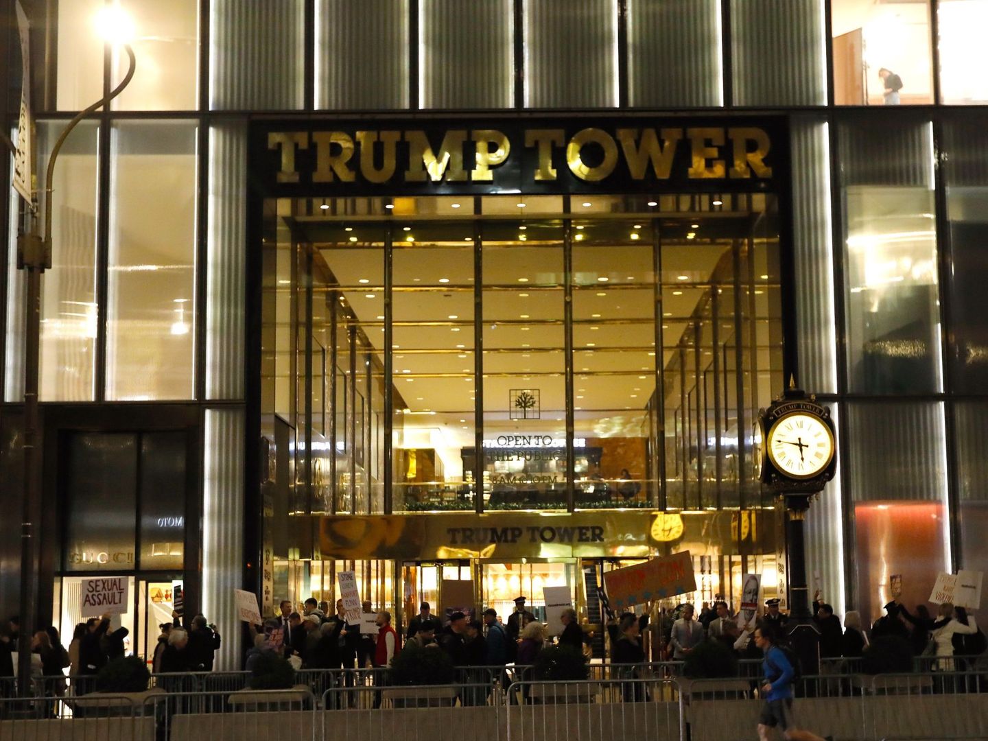 PFX1. NUEVA YORK (ESTADOS UNIDOS), 05 02 2019.- Personas con pancartas se manifiestan este martes en las afueras de la Torre Trump en Nueva York, Nueva York (EE. UU.). La protesta se produce pocas horas antes de que el presidente de los Estados Unido