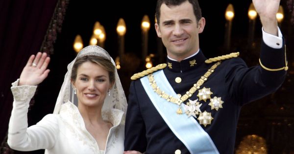 Foto: Los reyes Letizia y Felipe, el día de su boda saludando desde el Palacio Real. (Getty)