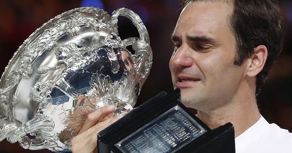 Foto: Roger Federer recogió entre lágrimas el trofeo de campeón del Open de Australia. (Reuters)