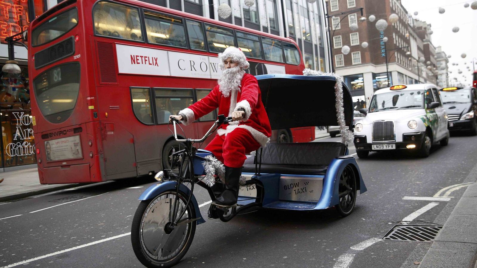 Foto: Santa Claus es avistado conduciendo un triciclo en Oxford Street en Londres, el 18 de diciembre de 2016 (Reuters)