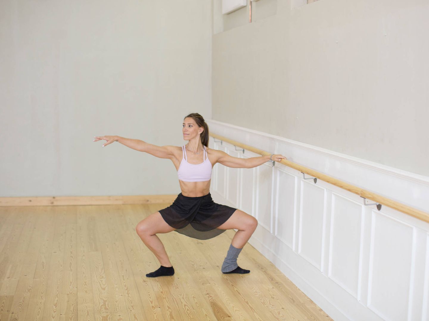 En la foto, Gloria Morales de Ballet Fit practicando unos pliés. 