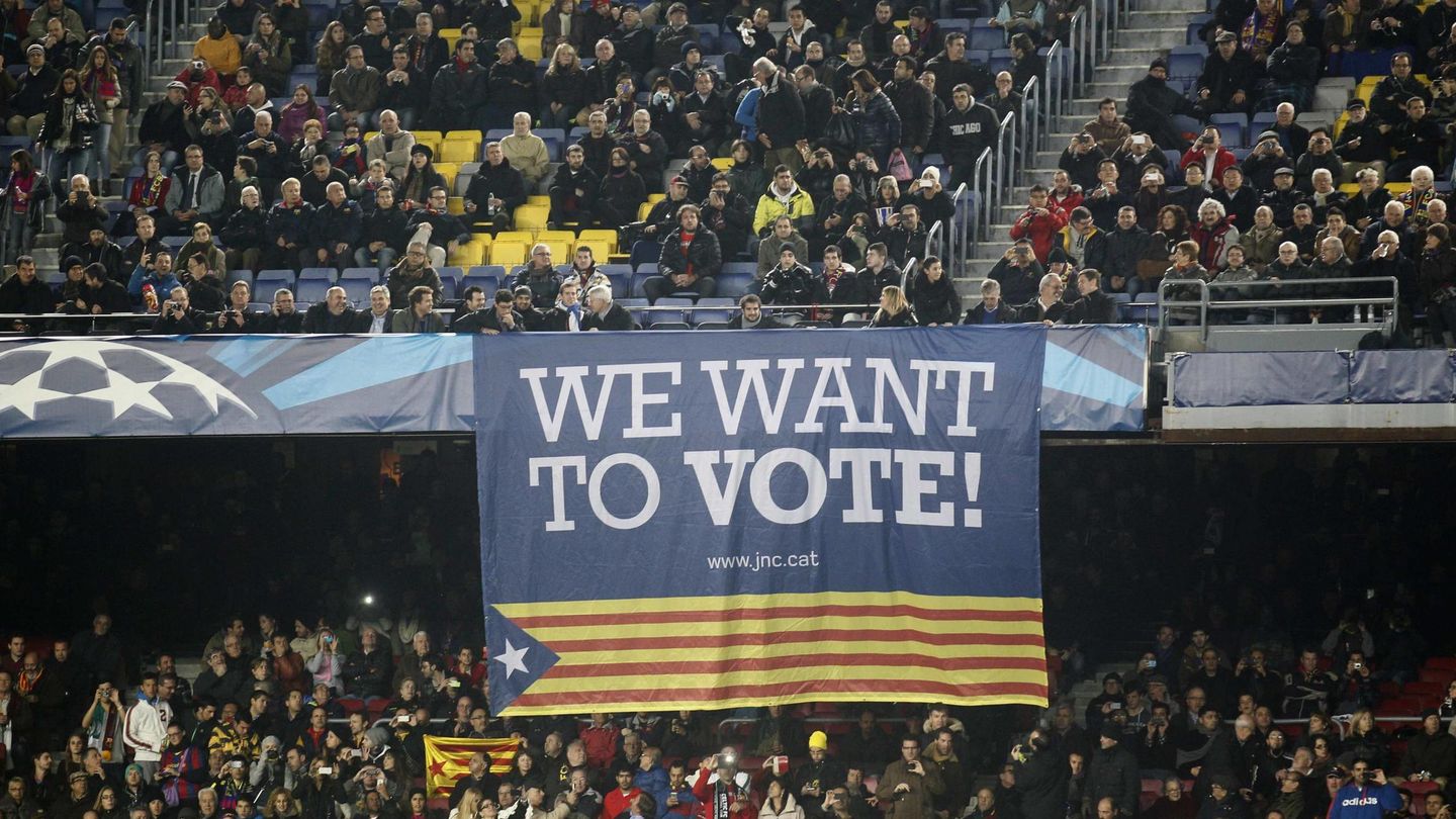 Pancarta en favor del derecho a decidir en el Camp Nou. (Reuters)