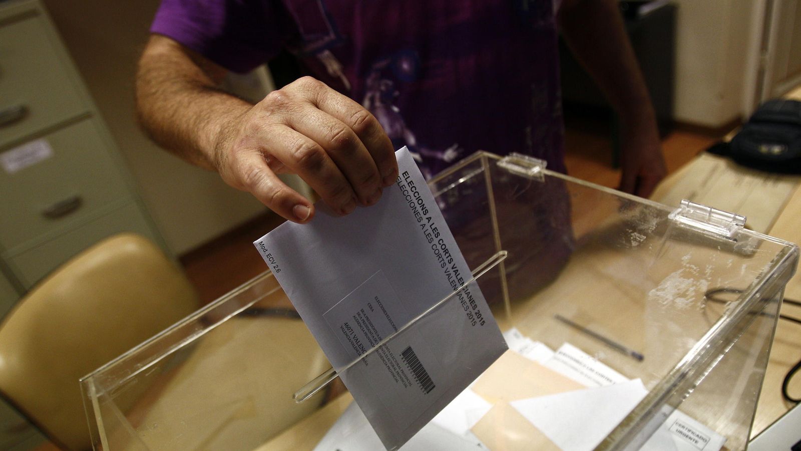 Foto: Un ciudadano español deposita su voto en la embajada de España en Montevideo. (Efe/Hugo Ortuño)
