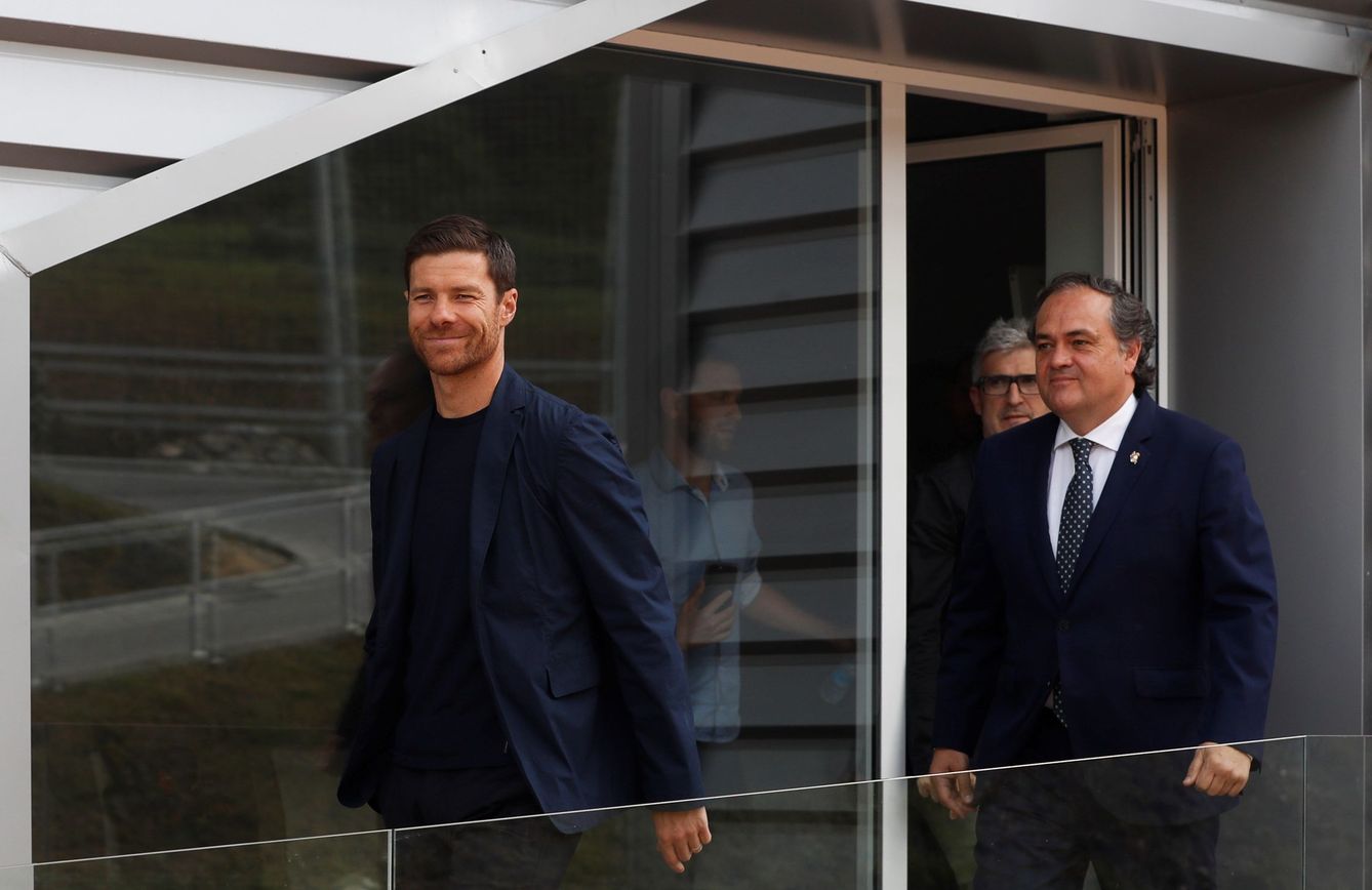Xabi Alonso, junto al presidente de la Real Sociedad, Jokin Aperribay. (EFE)