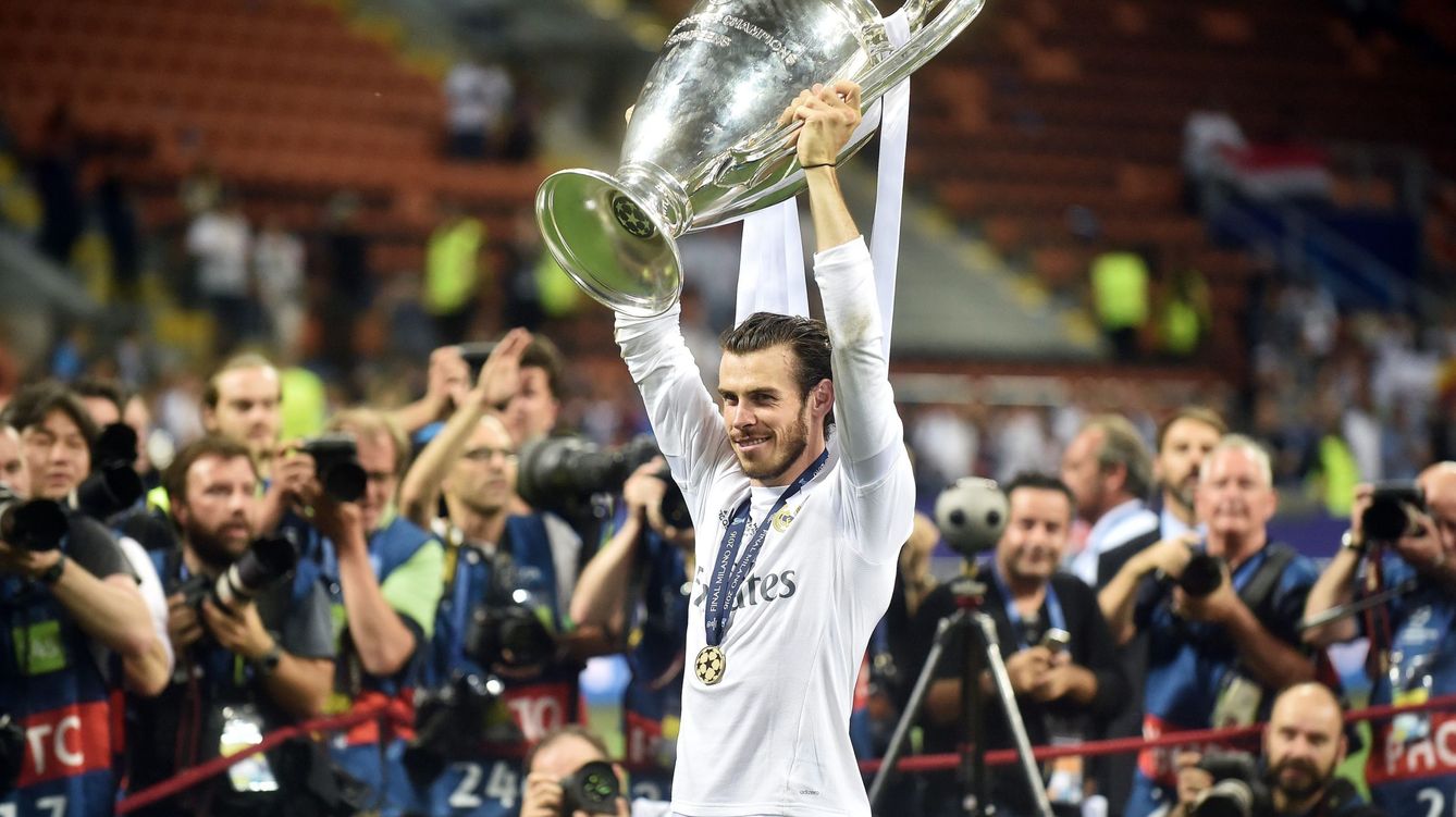Foto: Gareth Bale levanta su segunda Copa de Europa con el Real Madrid. (EFE)