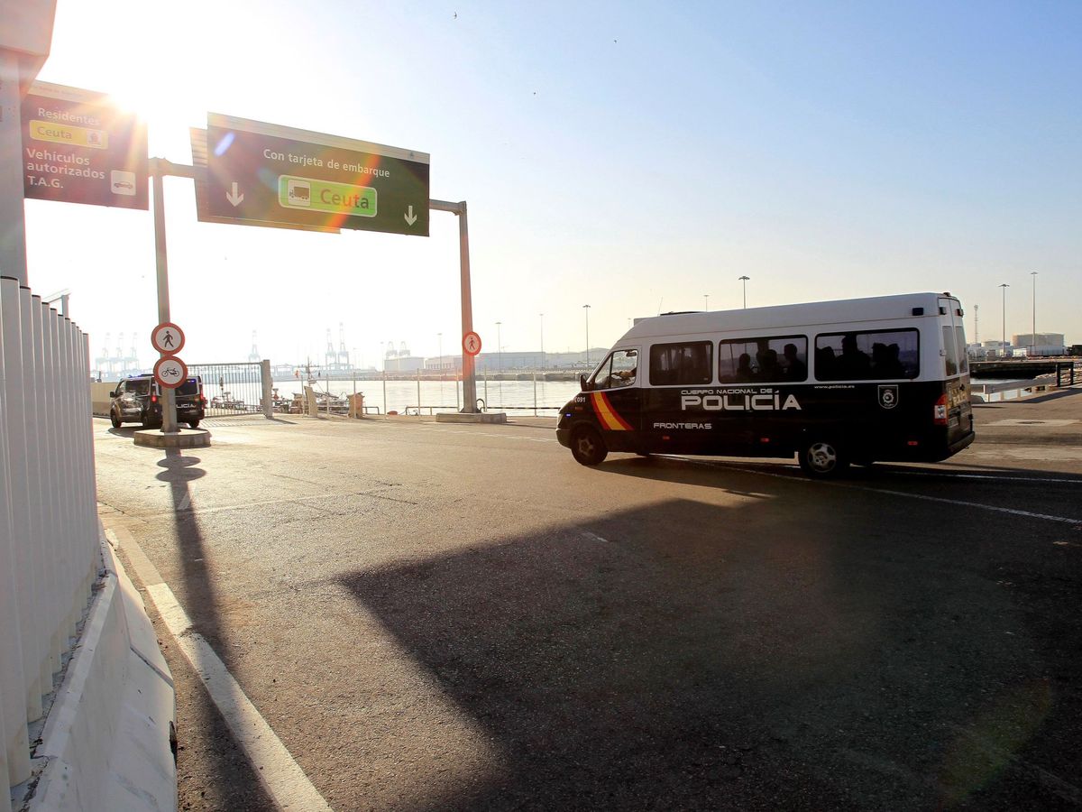 Foto: Un furgón policial en Ceuta. (EFE)