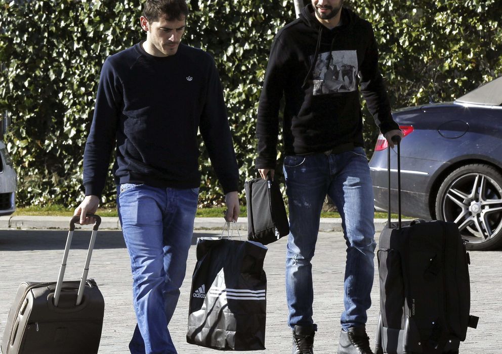 Foto: Iker Casillas a su llegada a Las Rozas junto a Raúl Albiol (Efe).
