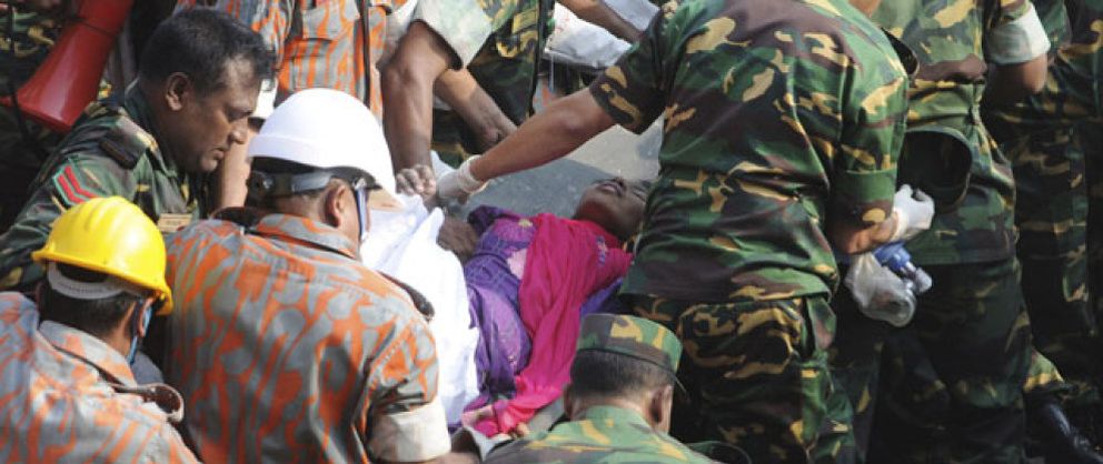 Foto: Rescatada una mujer con vida 16 días después del derrumbe en Bangladesh