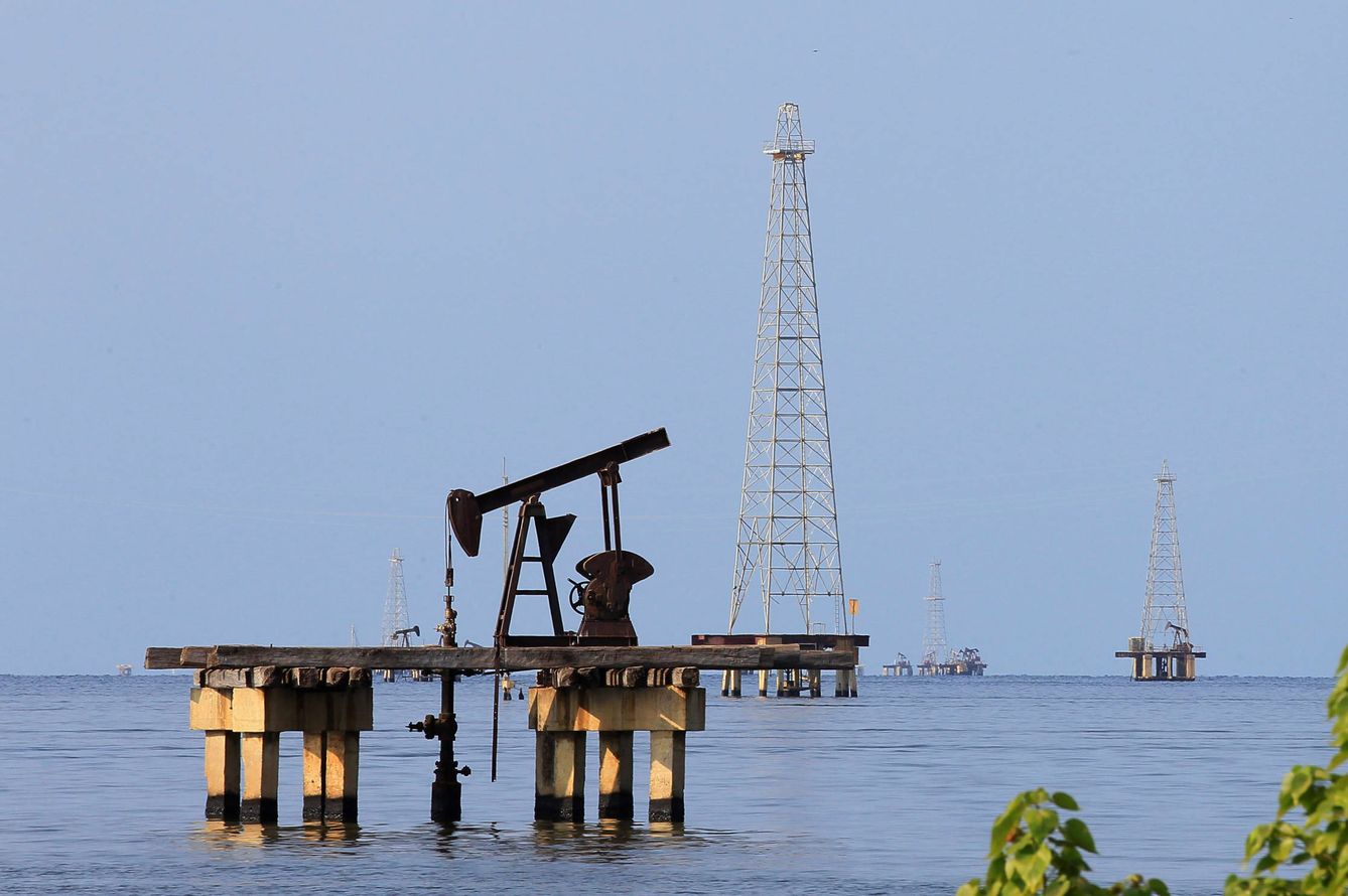 Un pozo petrolífero en el Lago Maracaibo, en Cabimas, Caracas. (Reuters)