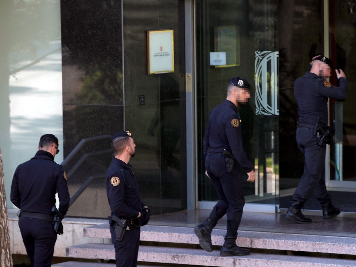 Foto: Agentes de la Guardia Civil acceden a la sede del Consell Catalá de l'Esport. (EFE)