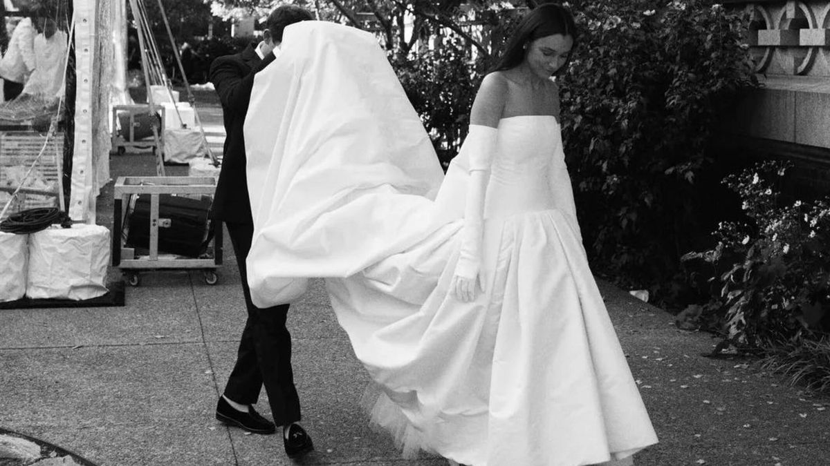 Vuelve el escote palabra de honor a los vestidos de novia, pero no como imaginas