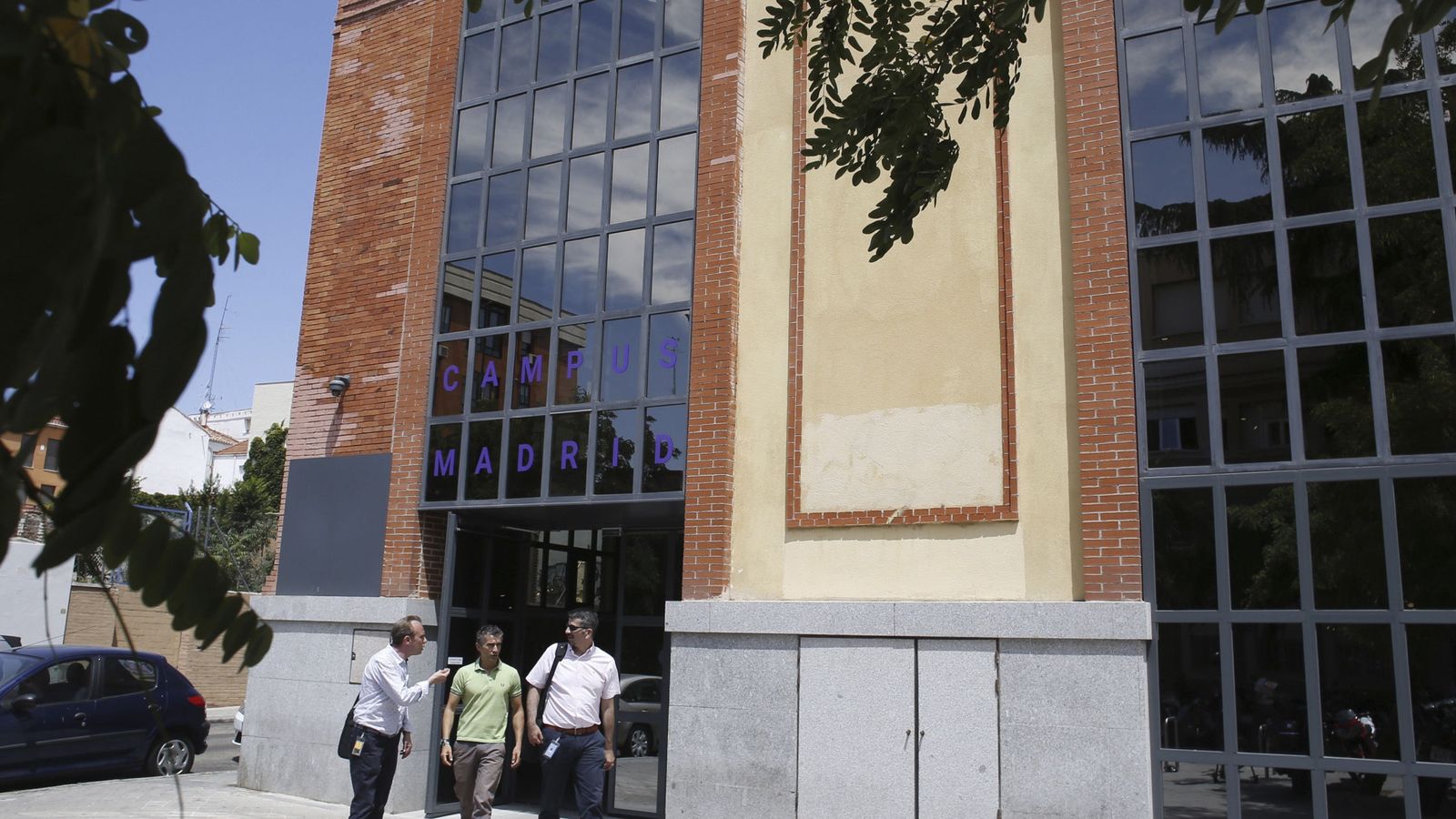 Foto: Entrada de Campus Madrid, en la calle Moreno Nieto. (EFE)