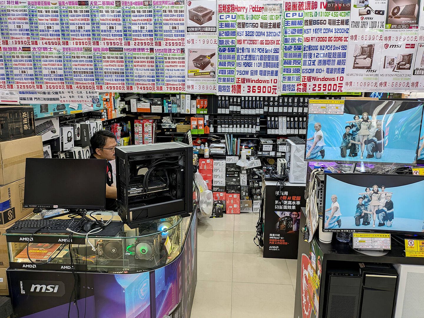 Una tienda del mercado de electrónica Guanghua Digital Plaza, en Taipéi. (Albert Sanchis)