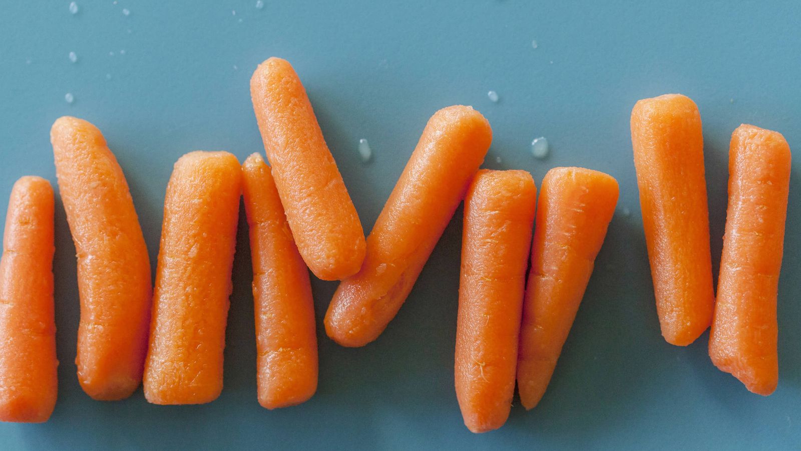 Морковь отварная состав. Бэби Кэррот. Бейби морковь. Морковь маленькая в упаковке. Молодая морковка.
