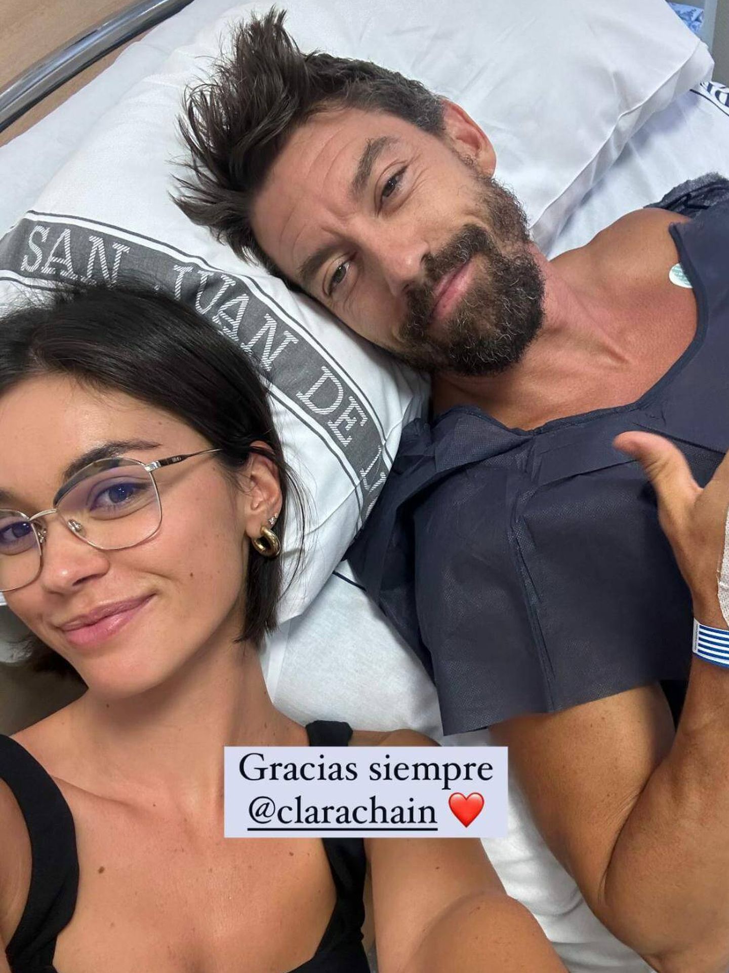 Clara Chaín y Adrián Lastra, juntos en el hospital. (Instagram/@adrian_lastra)