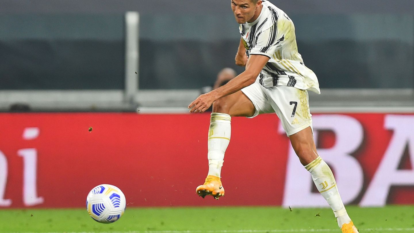 Cristiano Ronaldo marca en el partido entre la Juventus y la Sampdoria. (Efe)