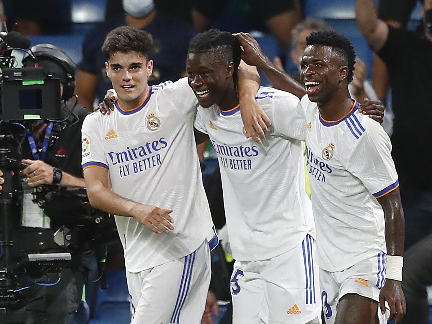 Camavinga celebra su primer gol con el Real Madrid junto a Miguel Gutiérrez y Vinicius. (Efe)