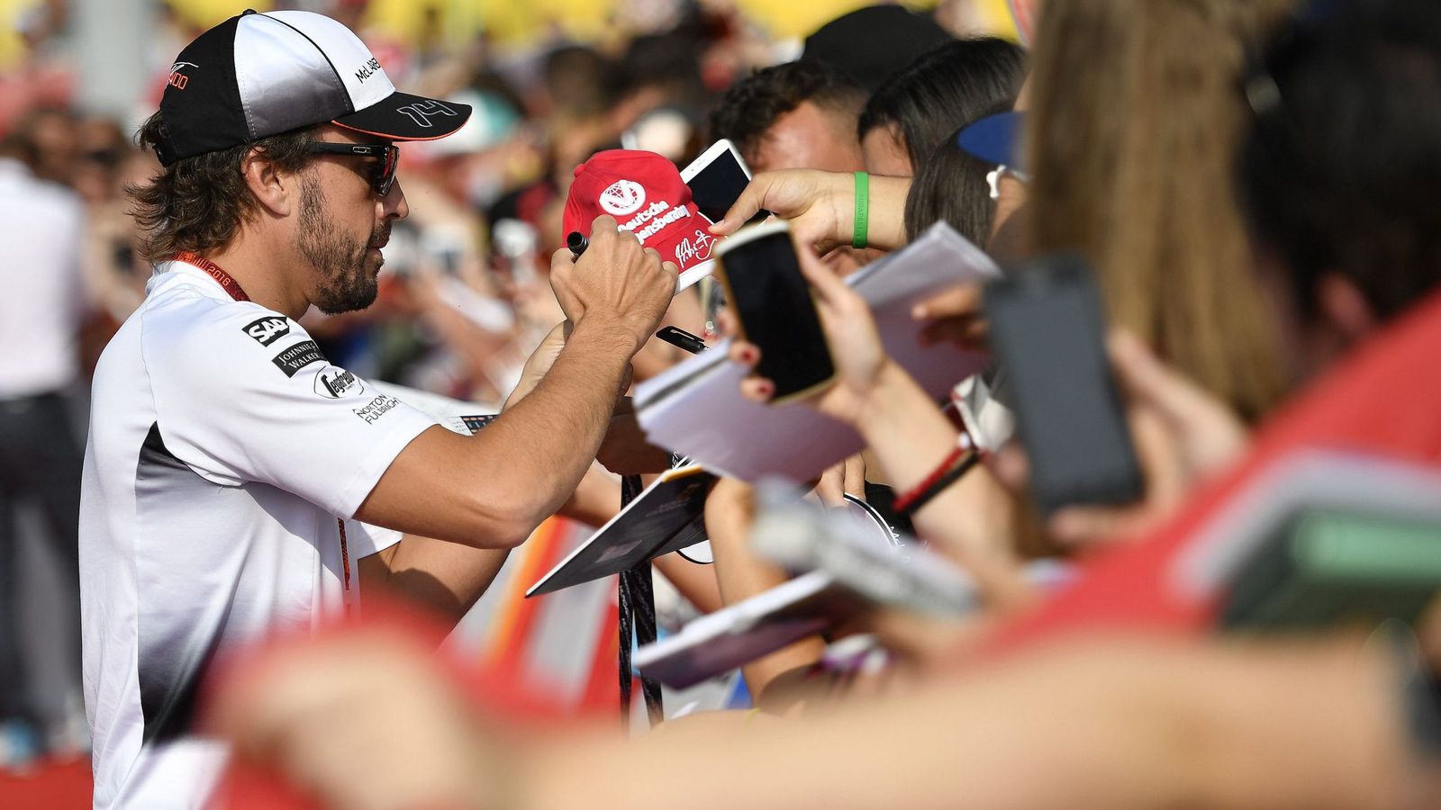 Foto: Fernando Alonso firmando autógrafos en Budapest.
