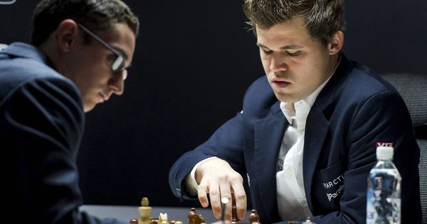 Foto: Magnus Carlsen moviendo ante Fabiano Caruana. (Reuters)
