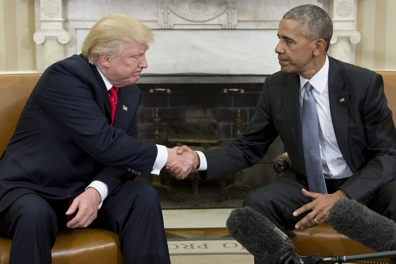 Donald Trump estrecha la mano de Barack Obama durante su encuentro en el Despacho Oval en la Casa Blanca, el 10 de noviembre de 2016 (Reuters)