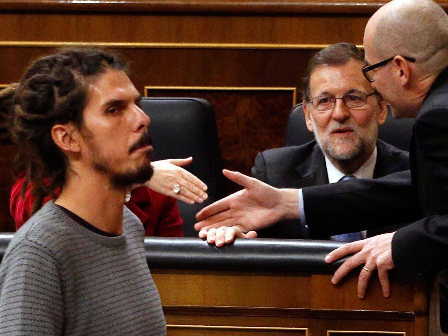 Mariano Rajoy mirando a Alberto Rodríguez. (EFE)