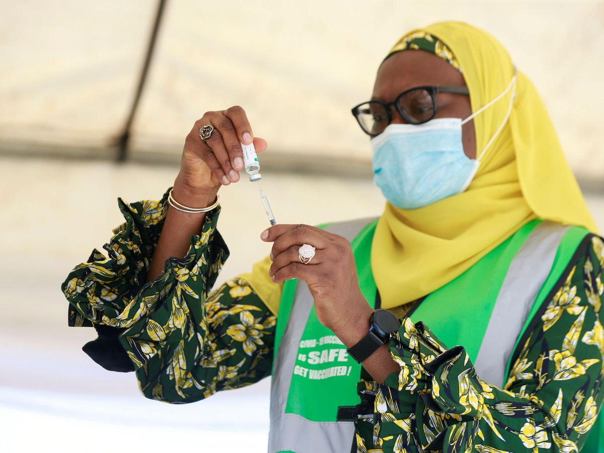 Foto: Una trabajadora sanitaria extrae una dosis de la vacuna contra el covid-19 en Abuja, Nigeria (REUTERS/Sotunde)