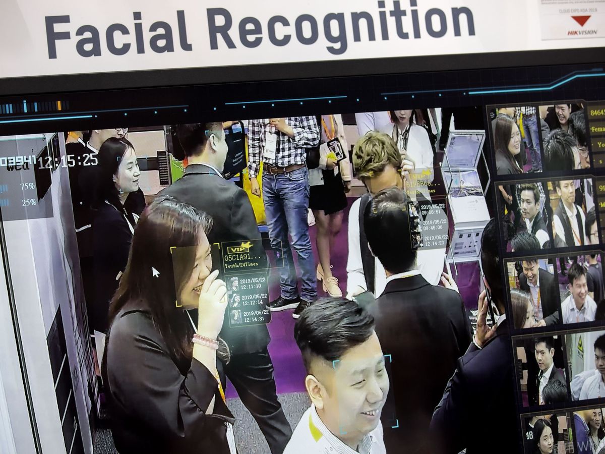 Foto: Varias personas pasan por un dispositivo de reconocimiento facial en una feria de Hong Kong. (EFE/Jerome Favre)