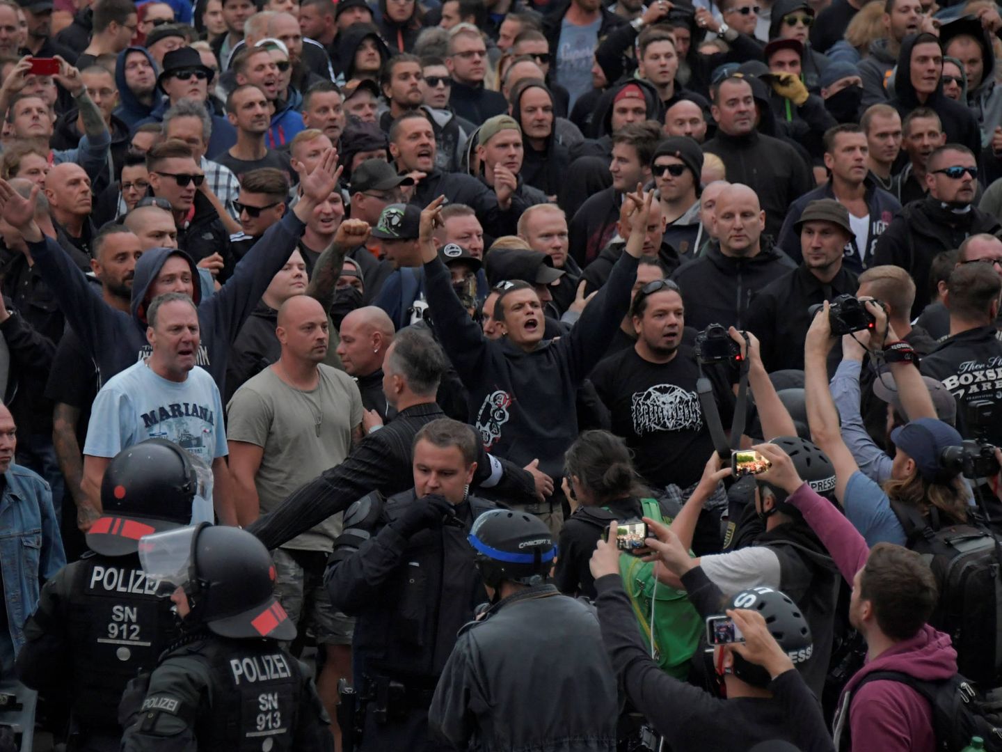 Miembros de grupos de ultraderecha protestan tras el crimen de Chemnitz, el 27 de agosto de 2018. (Reuters) 