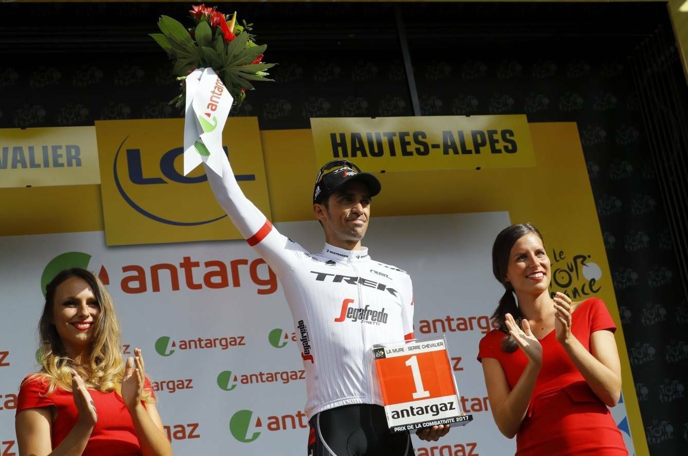 Alberto Contador celebra su título de corredor más combativo de la etapa 17. (EFE) 