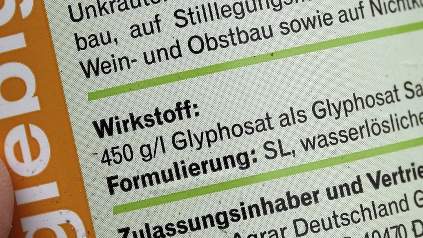 Etiqueta de un pesticida con glifosato. (EFE)