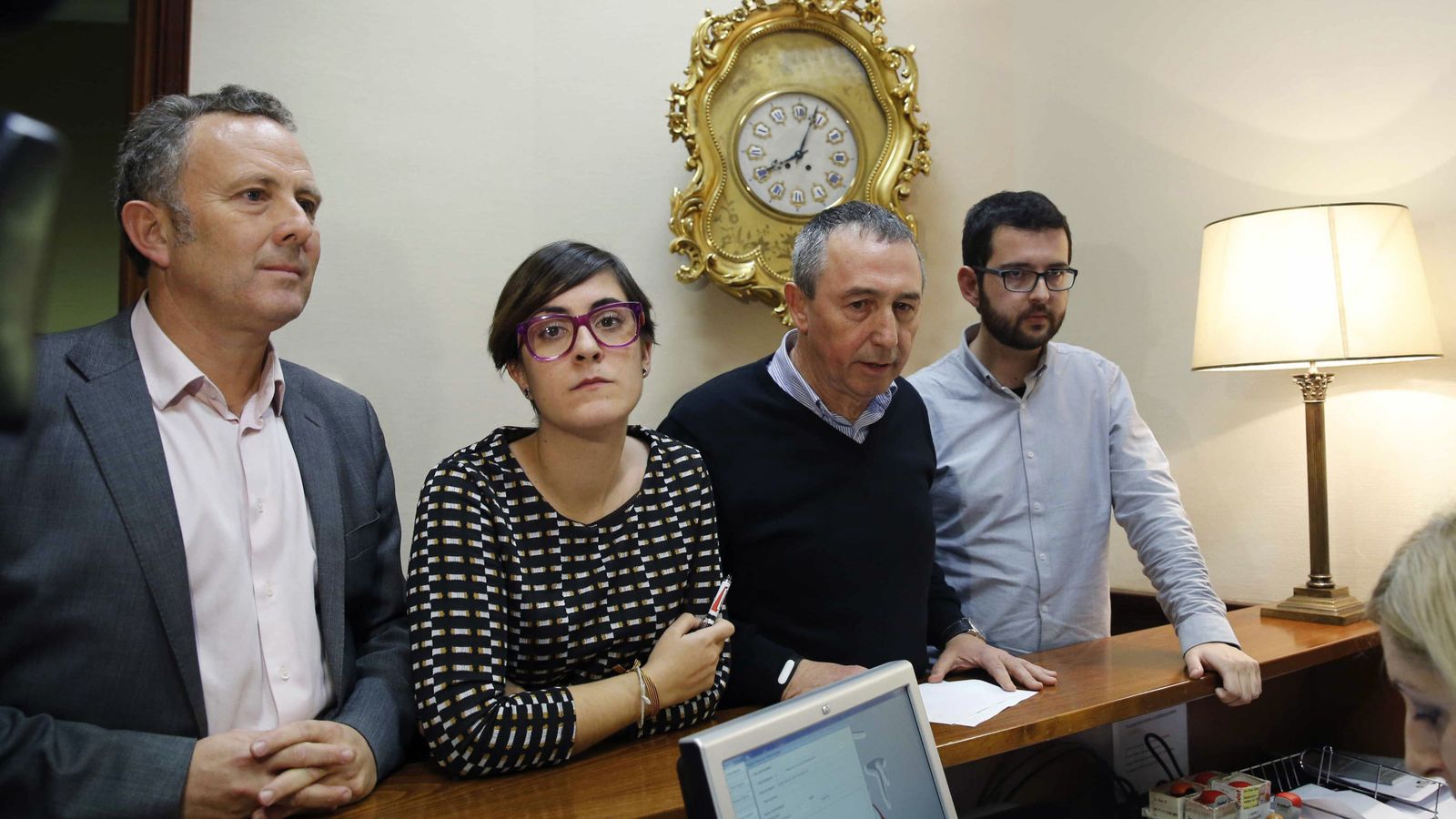 Foto: Los cuatro diputados de Compromís, registrando el grupo propio al margen de Podemos. (EFE)