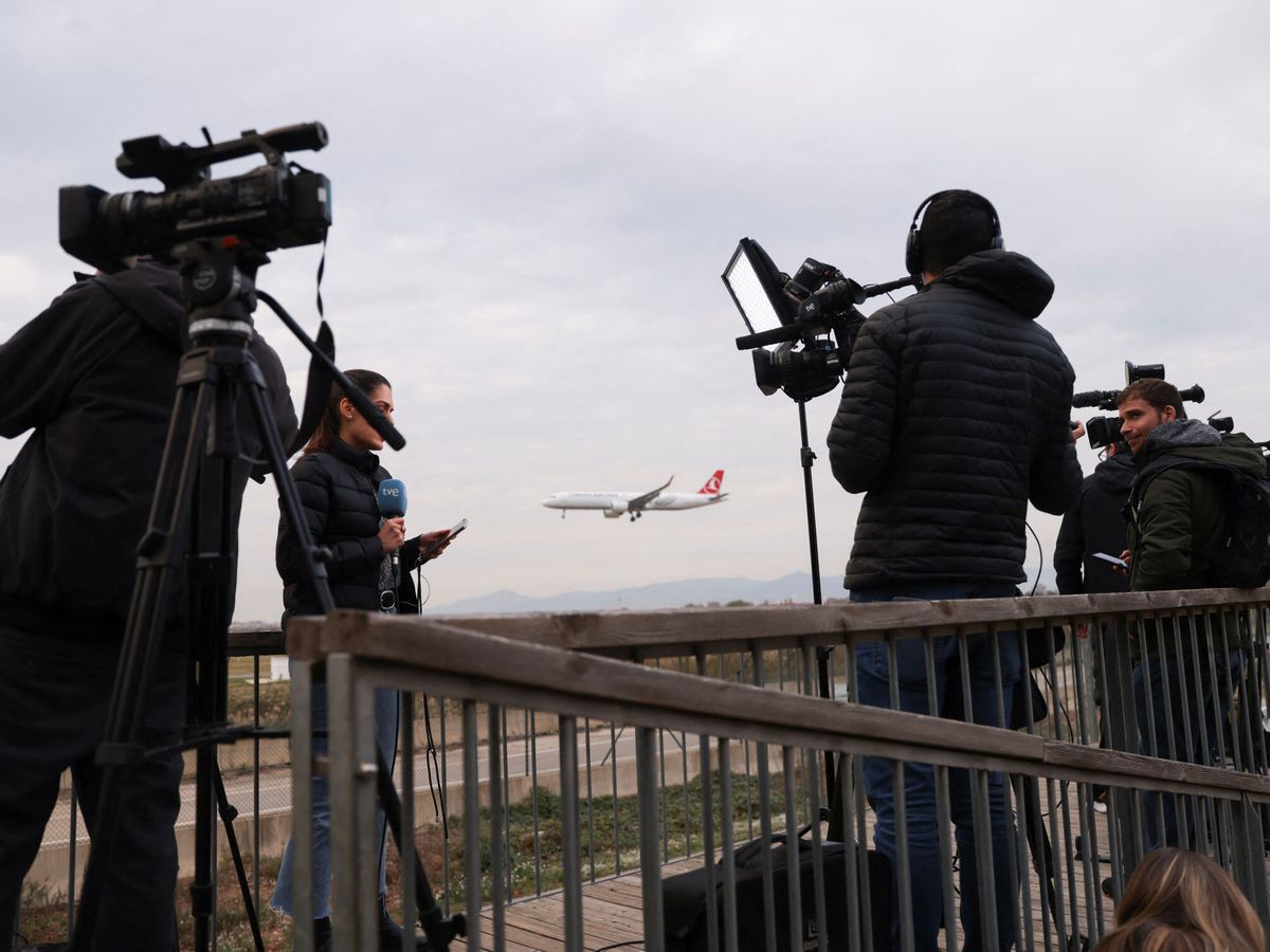 Foto: Un avión vuela al fondo, después de que un avión comercial que volaba de Marruecos a Turquía realizara un aterrizaje de emergencia en el aeropuerto de El Prat. (Reuters/Nacho Doce)