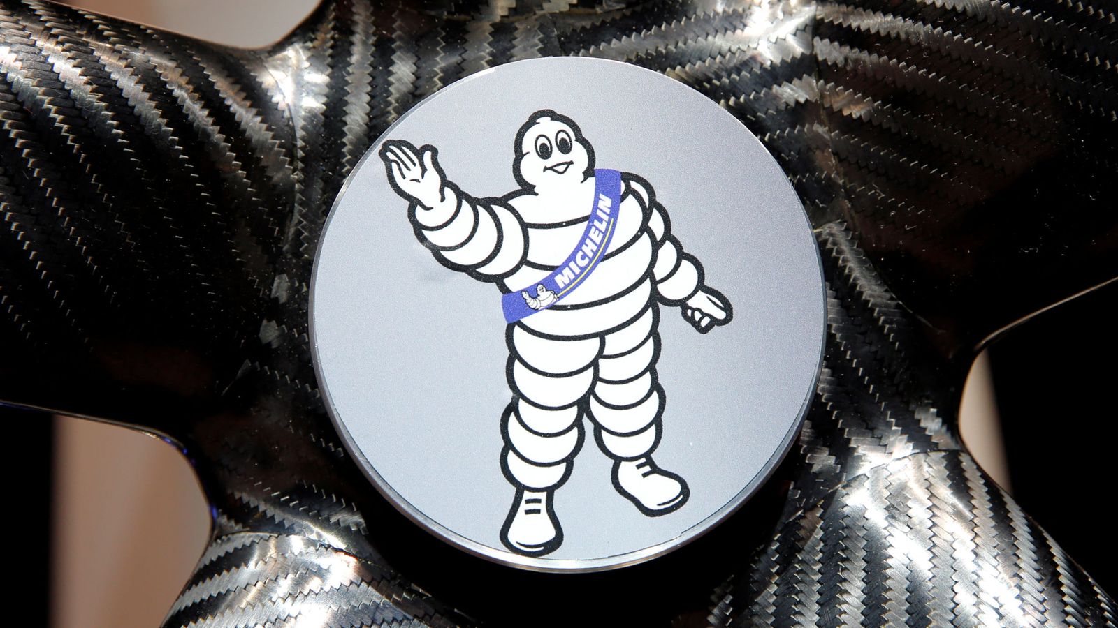 Foto: El logo de Michelin en una exhibición de coches de París. (Reuters)