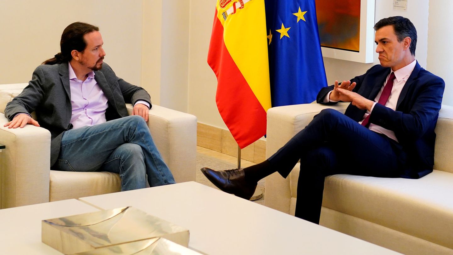 Pedro Sánchez y Pablo Iglesias en una foto de archivo de su encuentro en mayo en Moncloa. (Reuters)