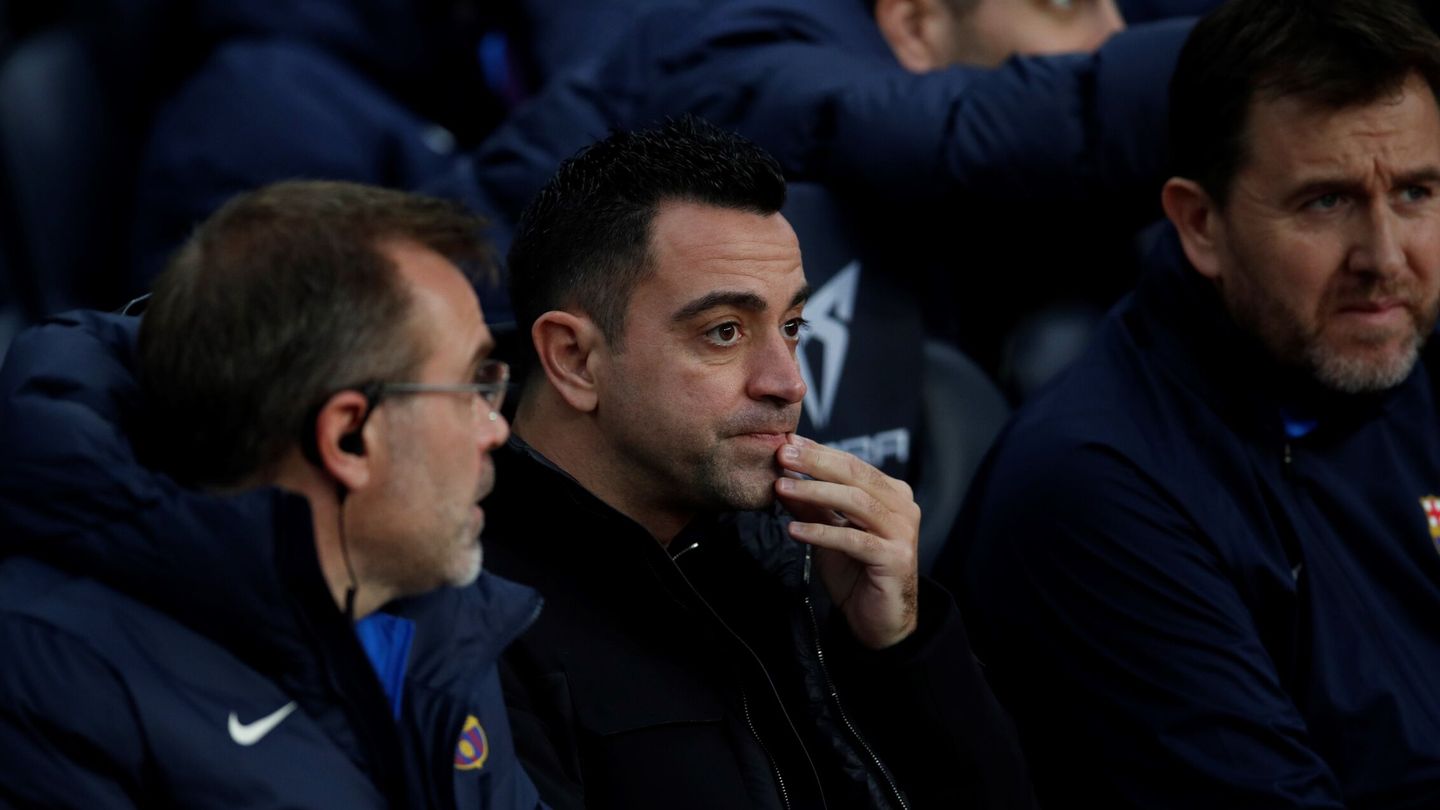 Un preocupado Xavi Hernández observa el Barça-Betis. (EFE/Alejandro García)
