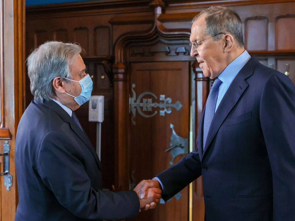 Foto: Lavrov estrecha la mano a Guterres durante su reunión en Moscú. (EFE/Mininsterio de Exteriores de Rusia)