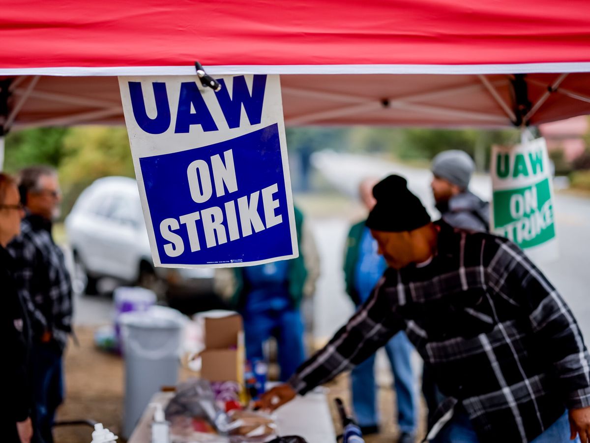 Foto: Huelga del sindicato estadounidense United Auto Workers en Deotrit. (EFE/EPA/Erik S. Lesser)