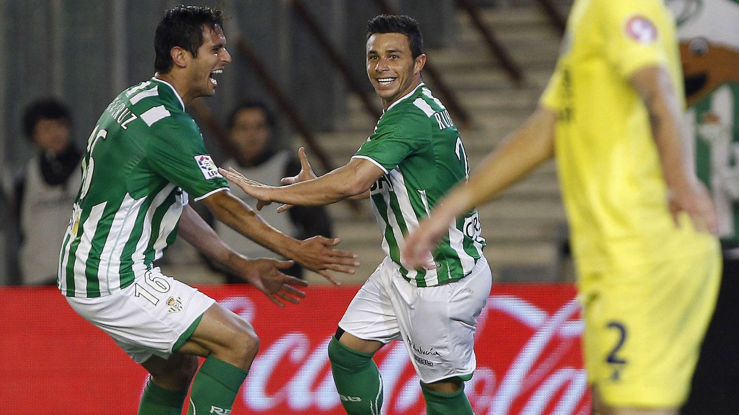 Santa Cruz celebra un gol con Rubén Castro. (EFE)