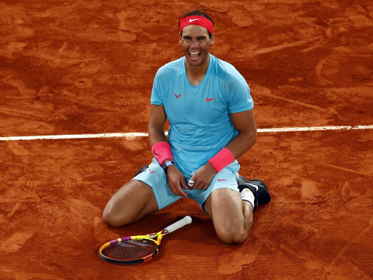 Foto: Rafael Nadal sonríe tras derrotar a Novak Djokovic en Roland Garros. (Efe)