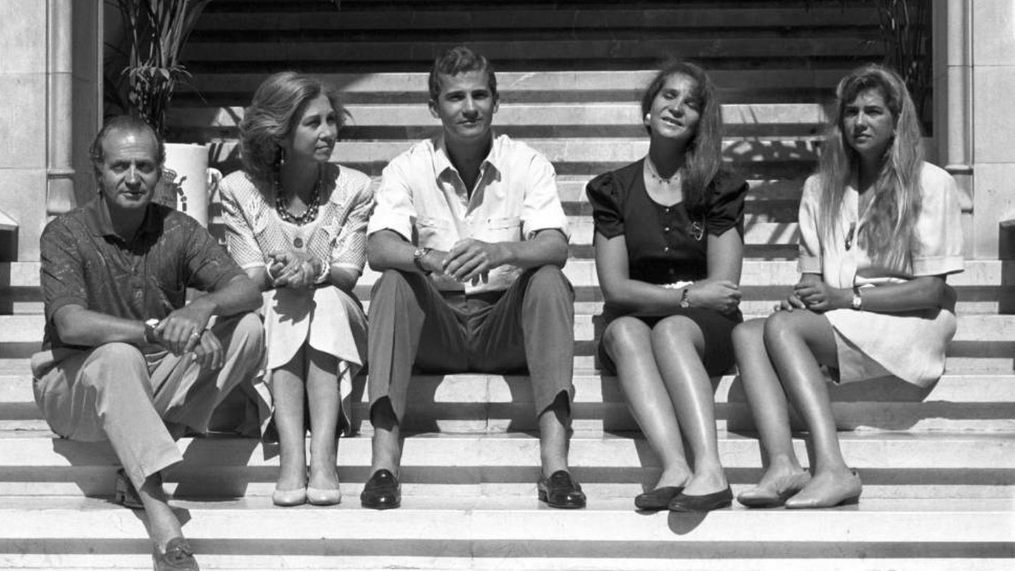 El rey Juan Carlos junto a la reina Sofía y sus hijos, el entonces príncipe Felipe, la infanta Elena y la infanta Cristina, en el verano de 1990 en la Almudaina. (EFE)