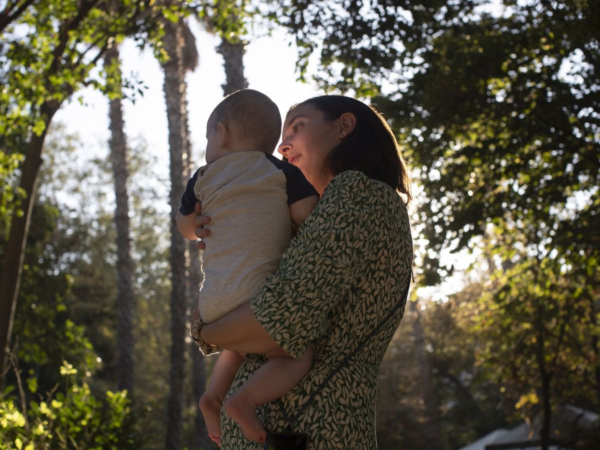 Foto: Imagen de una mujer con su hijo. (EFE/Marta Pérez)