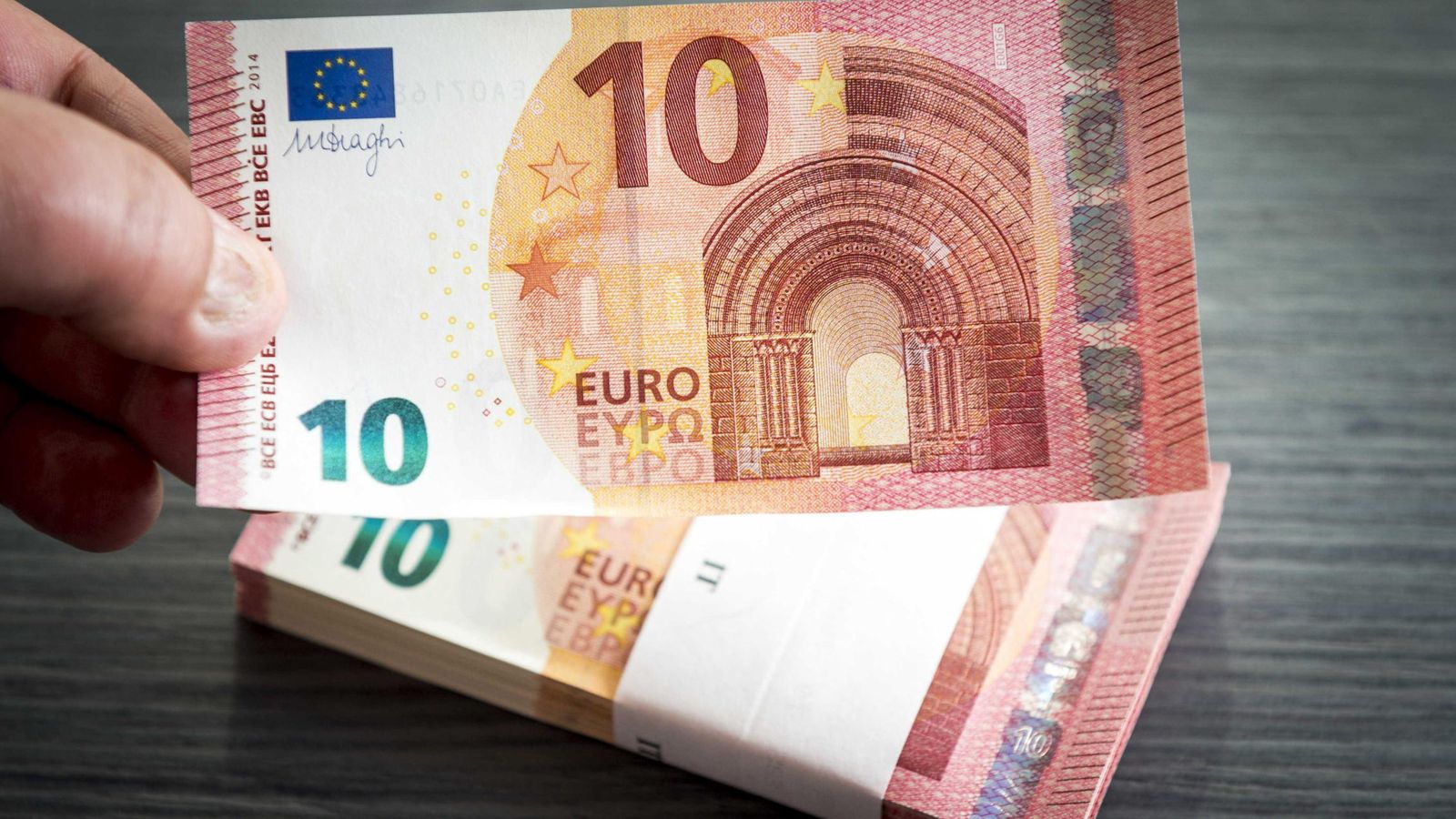 Foto: Imagen de archivo de billetes de diez euros (EFE)