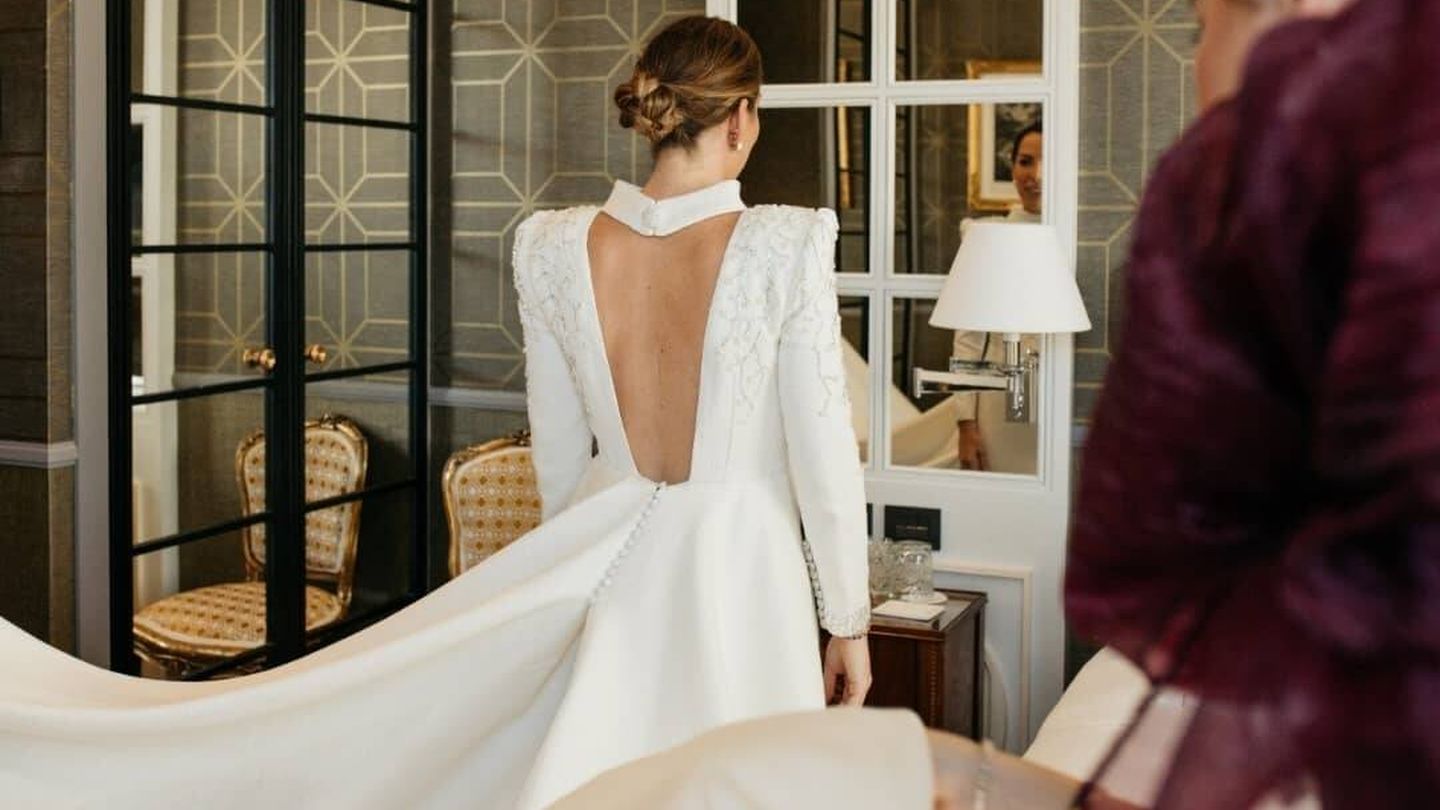 Un vestido de novia con abertura en la espalda de Inuñez. (Instagram/ @inunezdesign)